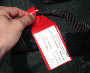 Luggage tag attaching to bag handle